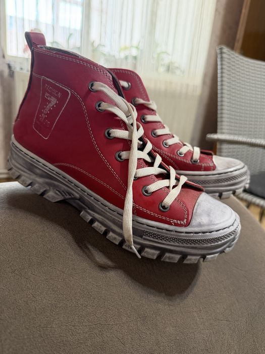 Червени обувки-кецове