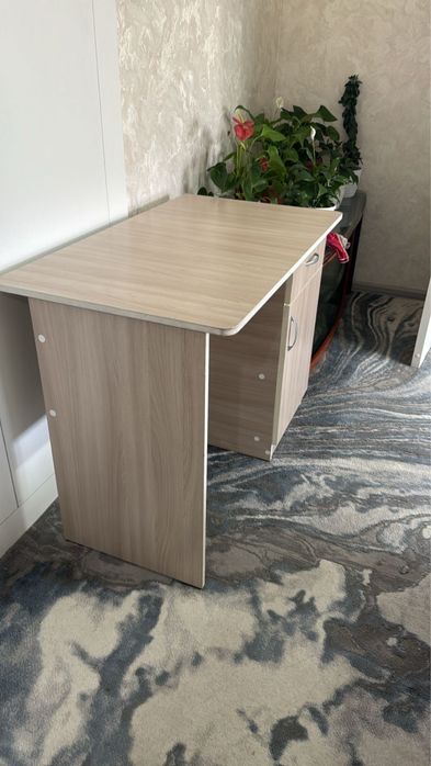 Письменный стол с тумбой (компьютерный стол)