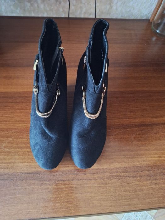 Продам ботинки осенние новые