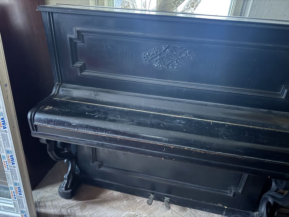 Pianină veche A. Petrof vieneză – cadru bronz – model de colecție