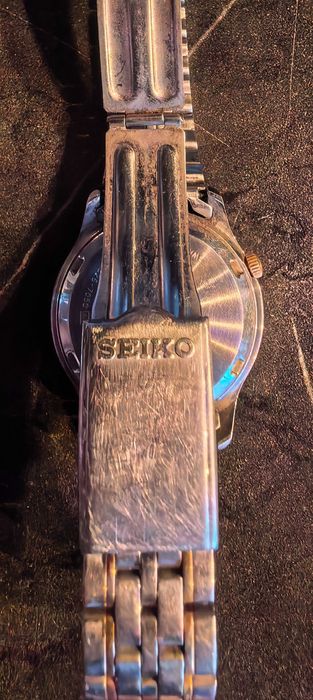 Продавам запазен часовник Seiko 5
