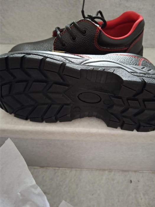 Продавам Мъжки Работни Обувки Чисто  Нови