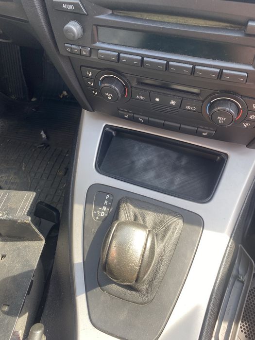 Безжично зарядно wireless charger bmw e90 e91 e92 e93