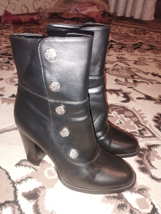 Oyoq kiyim 37 razmerda