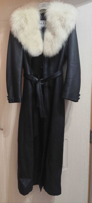 Дълго черно кожено манто с яка от бяла лисица
