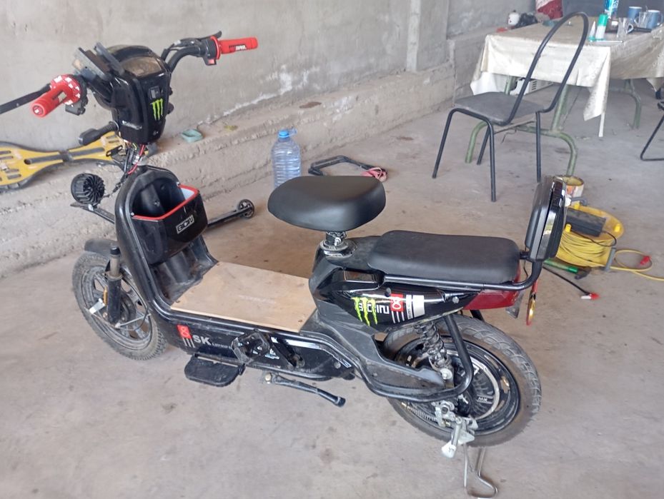 Продам скутер ск8