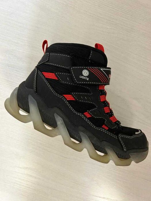 Продам стильные детские ботинки, которые ярко светятся при ходьбе