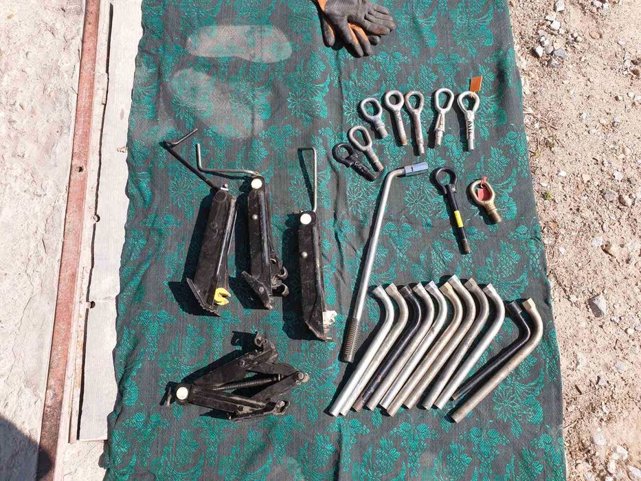 Крик,ключ,триъгълник,кука дърпане за лека кола