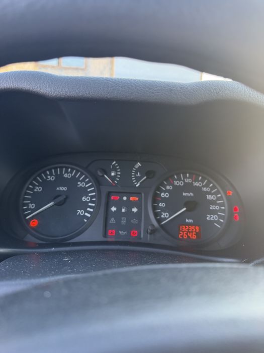 Se vinde/ sau se dezmebreaza renalult clio 2