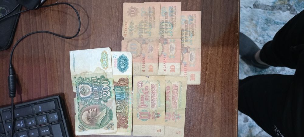 Eski pullar , старенние денги. Рубль 200,100,10,1, лира 5 , сум100-7шт