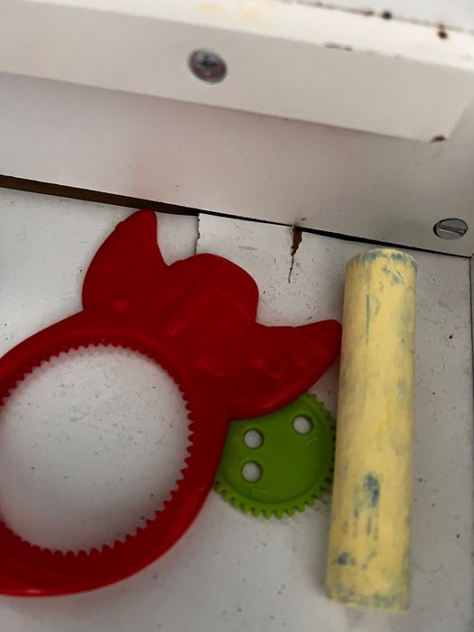 Детска маса с 2 стола и място за съхранение