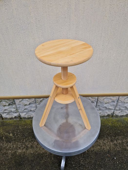 Прекрасно антикварно немско регулируемо работно столче масив