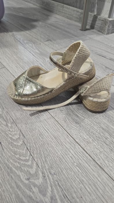 Сандалики за момиче Zara