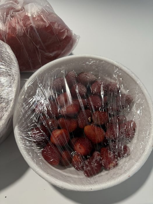 Замороженная очишенная клубника. Пюре клубники