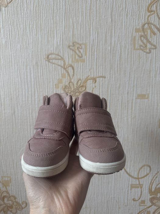 Продаю детские ботинки