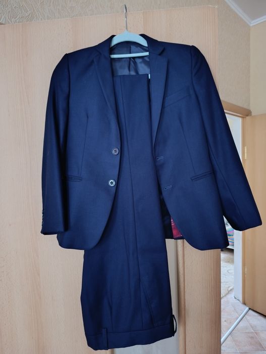Продам школьный костюм