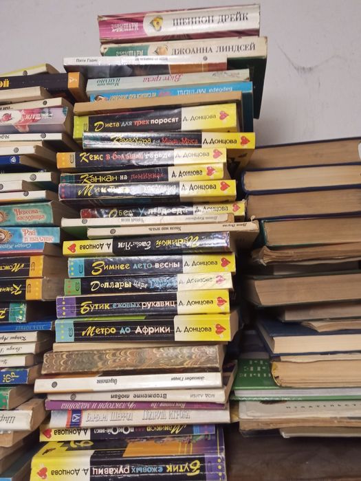 Продам недорого книги разные,