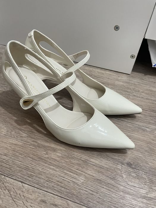 Продам белые туфли