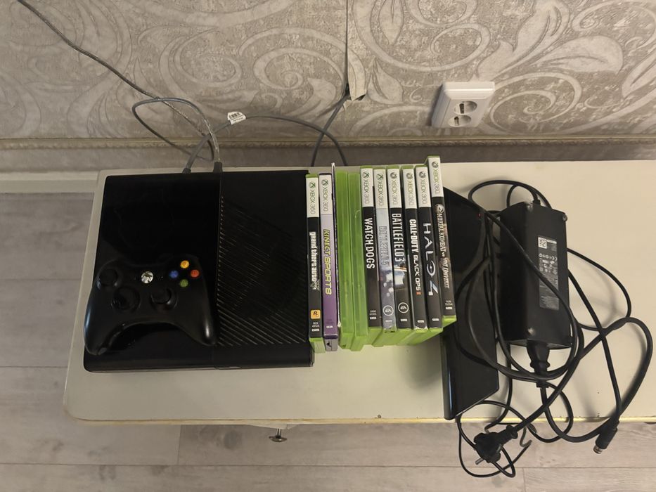 Xbox 360e 11 игр полная комплектация и геймпад подробности в описании