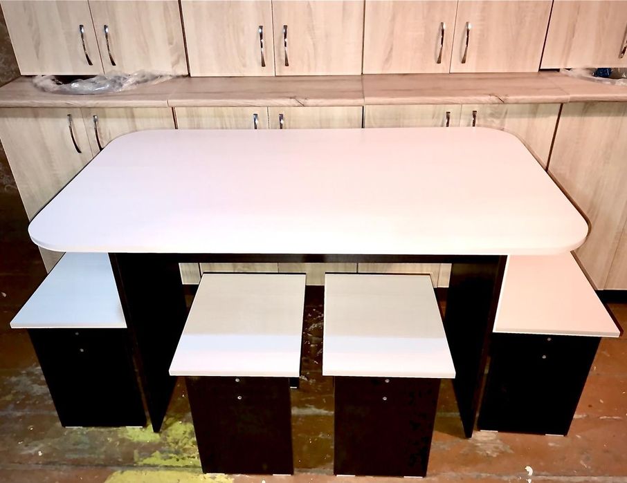 Продам стол кухонный+4    табуретки