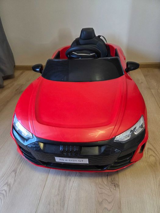 Продавам акумулаторна кола Audi RS E-TRON 12V