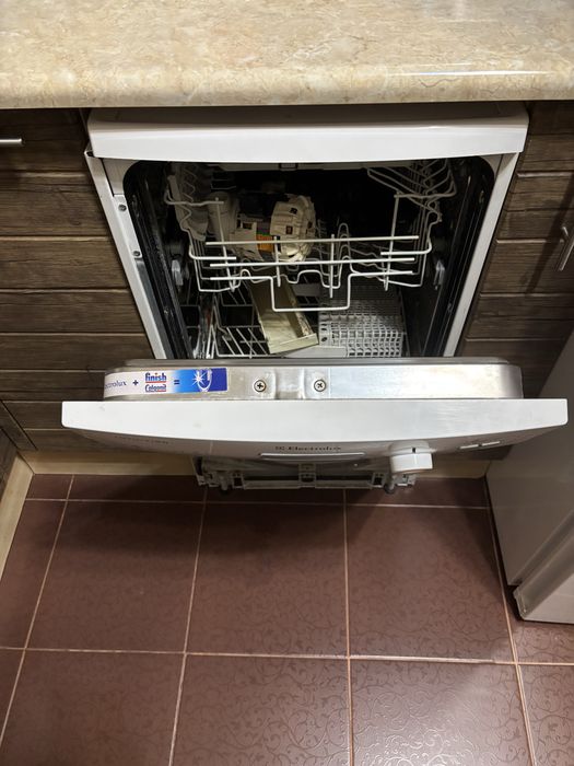 Продам посудомоечную машину Electrolux ESF43011