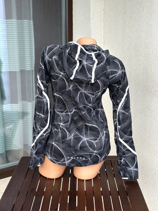 Дамска ветровка Nike Shield - размер S, много добро състояние