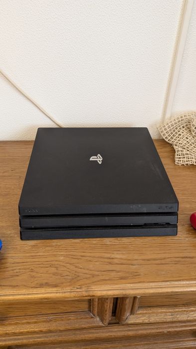 PS 4 Pro 1TB cu 3 controlere