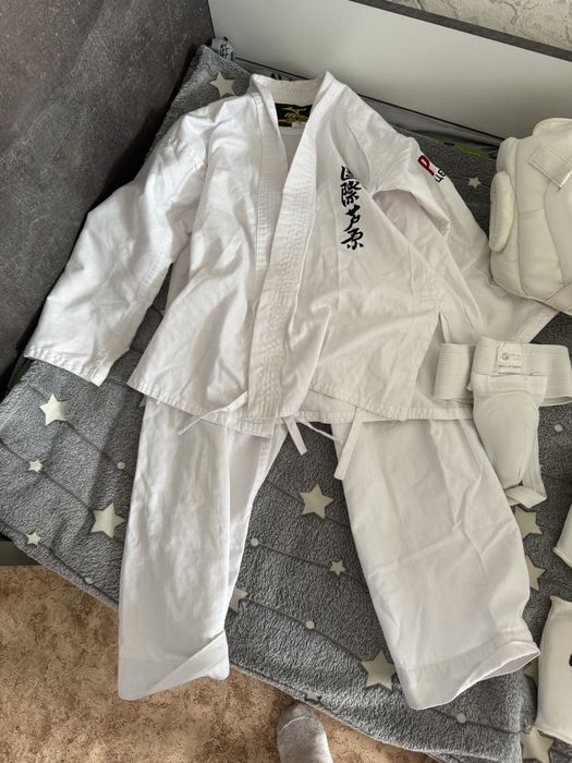 Продам кимано и экипировку для каратэ