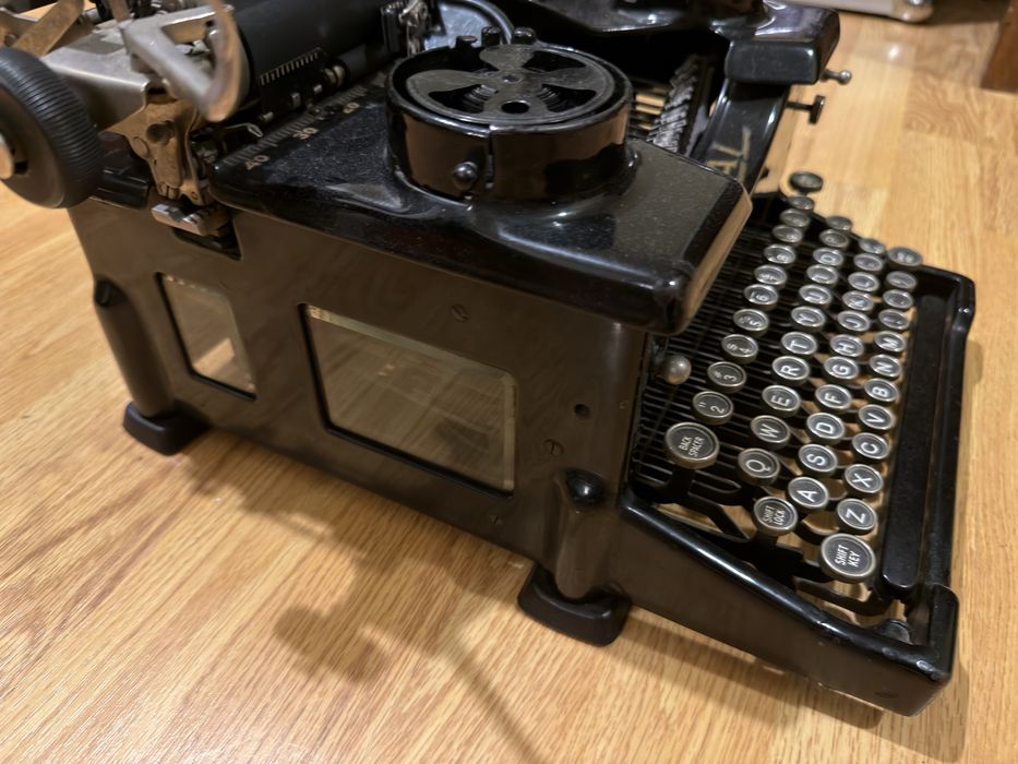 Mașină de scris antică Royal 10 (anii 1920) – Model de birou cu geamuri laterale, piesă rară de colecție
