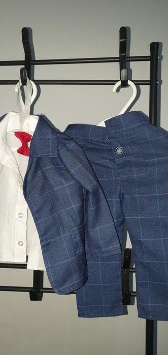 Costum elegant băiețel format din sacou pantaloni cămașă papion bereta