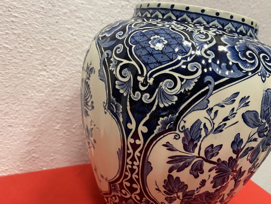 Холандска порцеланова ваза с капак на Delft