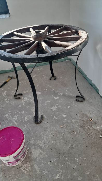 Vand masa cu roata de car si roata de car pentru flori.