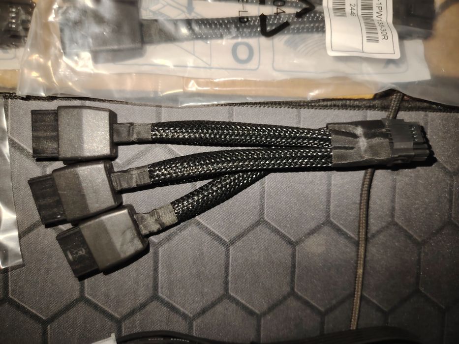 Оригинальные переходники для видеокарты с 3x8pin на 12pin

3x8pin = 12