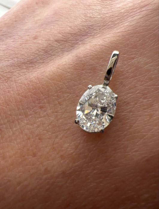 Pandantiv aur alb 14K, diamant 1,05 ct (oval) culoare E și claritate VS1