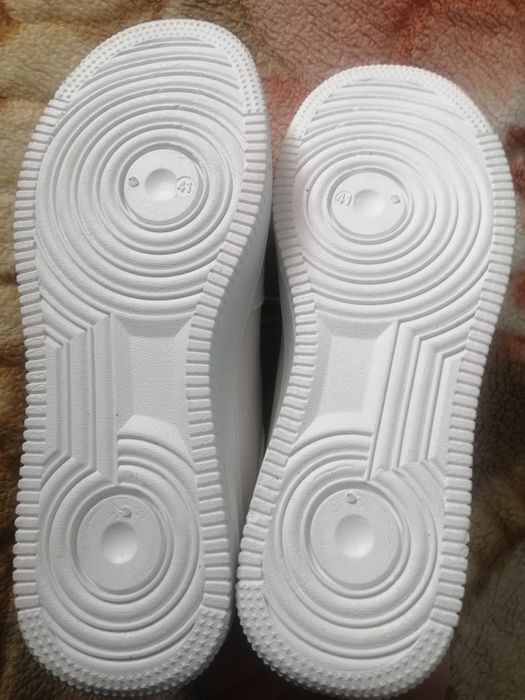 Продаю кроссовки женские