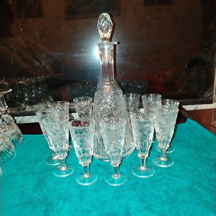 Винтажный хрусталь, рюмки, графин.