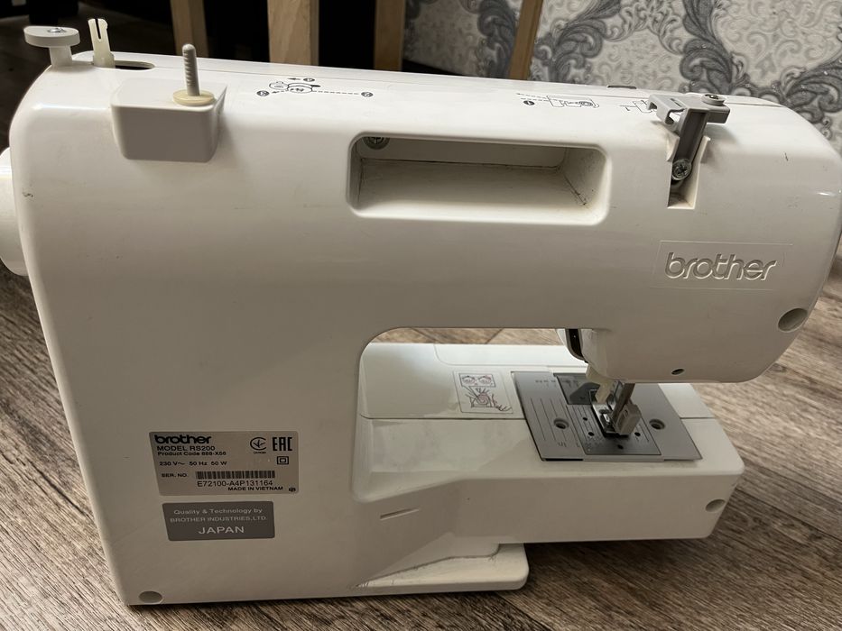 Продаю швейную машину