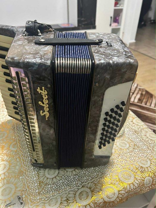 Vând acordeon 32 basi setelct
