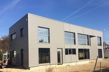 Confecționăm hale metalice spatii birouri.