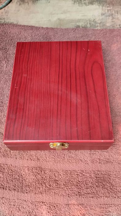 Асексоар за любители на вино и ножове