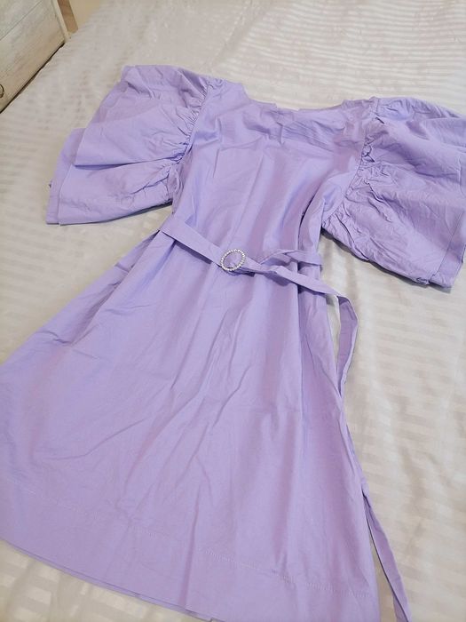 Къса рокля с ефектни ръкави