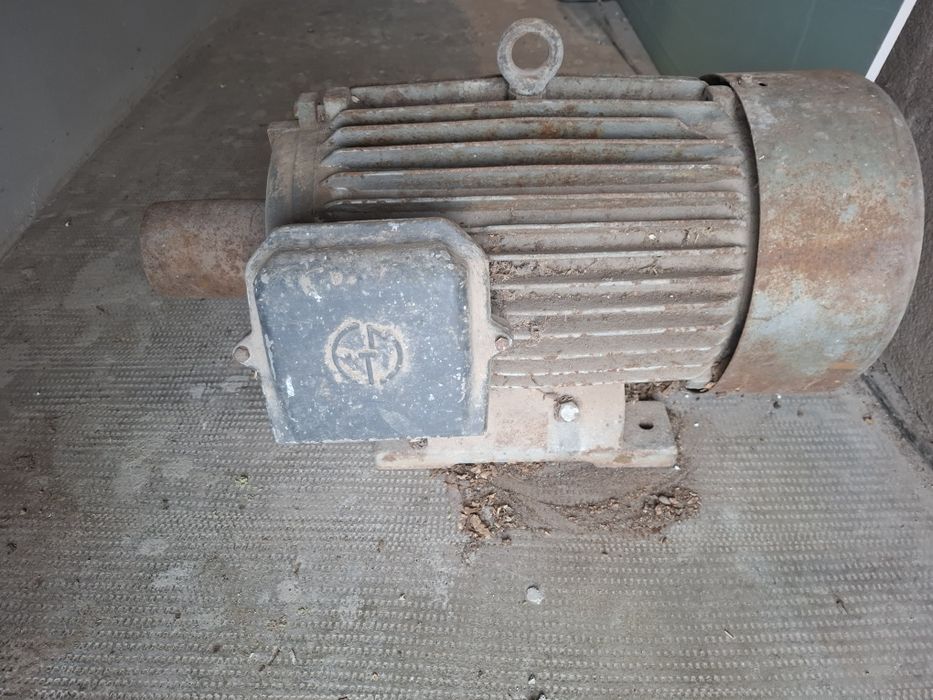Vând motor trifazic
