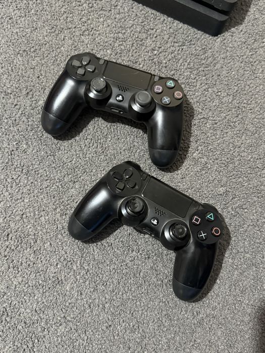 Vand ps4 Slim cu doua manete + 3 jocuri