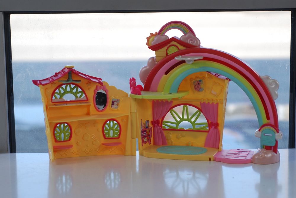 Замък с оригинални  понита pony ville от 2005,2006 и други