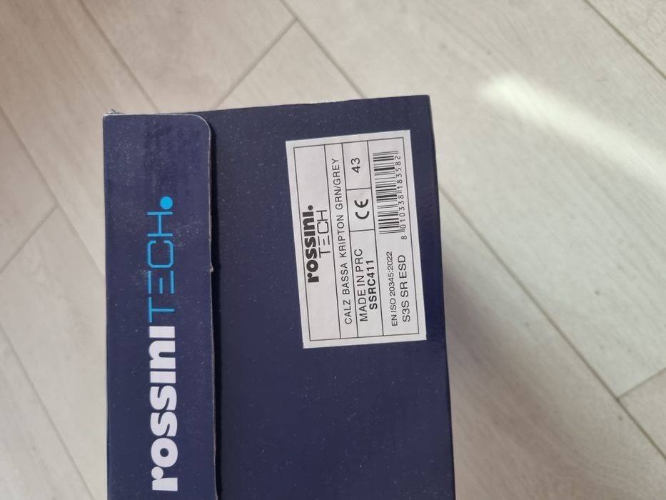 Pantofi si bocanci protectie, noi, in cutie