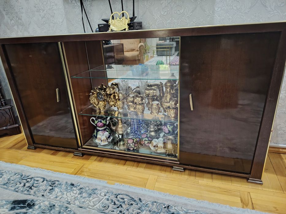 Продаётся сервант