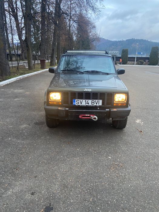 Vând jeep cherokee xj