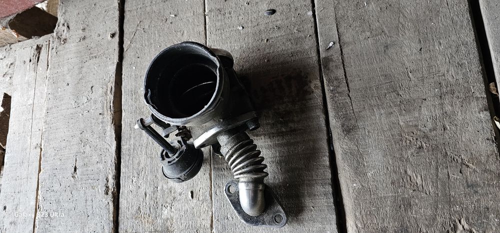 Vand diverse  piese  din urma unui upgrade la o mașină