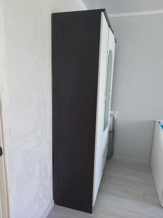 Шкаф продам с зеркалом